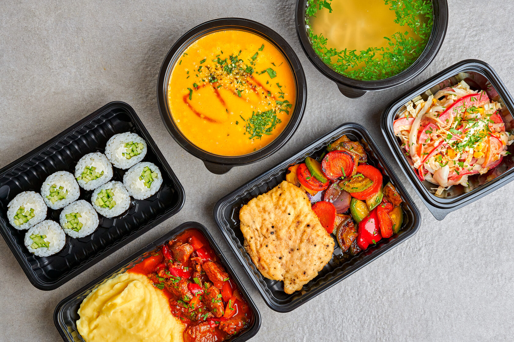 Thiết kế khay đựng thức ăn bằng nhựa PET ảnh hưởng như thế nào đến khả năng bảo quản chất lượng, độ tươi của thực phẩm?